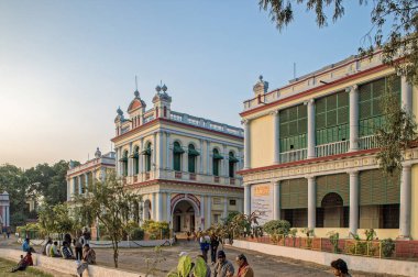 1218 2014 Patna Üniversite Kompleksi Düşük açılı görüntüden parlak mavi gökyüzüne sahip koloni binaları Patna Üniversitesi Patna Bihar Hindistan 'a götürüldü