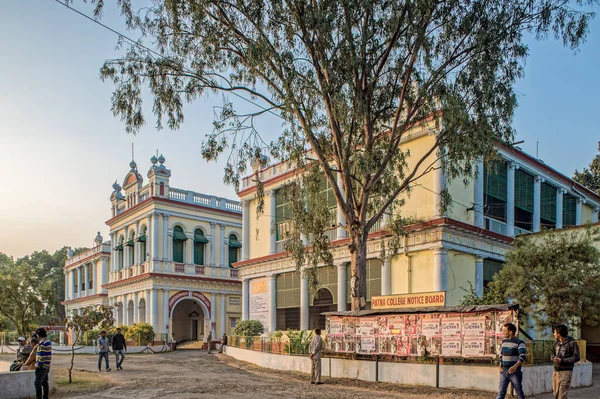 1218 2014 Patna Üniversite Kompleksi Düşük açılı görüntüden parlak mavi gökyüzüne sahip koloni binaları Patna Üniversitesi Patna Bihar Hindistan 'a götürüldü