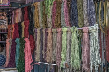 12 22 22 2014 Raw Woll iplikleri Sasaram Bihar Hindistan 'da boyanmış renkten sonra asılıyor..