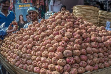 12 22 22 2014 Sasaram Market Bihar Hindistan Asya 'da Sebze Pembe Patates.