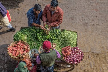 12 22 22 2014 Sasaram Market Bihar Hindistan Asya 'da Sebze Satıcısı.