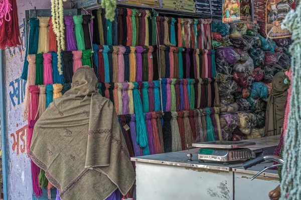 2014 Raw Woll Threads Hanging Dyed Color Shop Sasaram Bihar — Stock Photo, Image