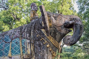 03 24 2015 VintageElephant at Cenotaphs or Chattris in Kesar Bagh, Kota, Rajasthan, Hindistan.