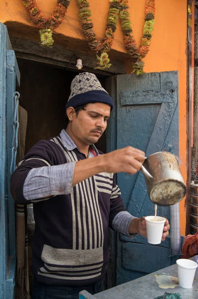 12 22 22 2014 Geleneksel Süt Çay Satıcısı Sasaram Eski Pazar Yolu Sasaram Bihar Hindistan Asya 'da küçük bir mağaza.