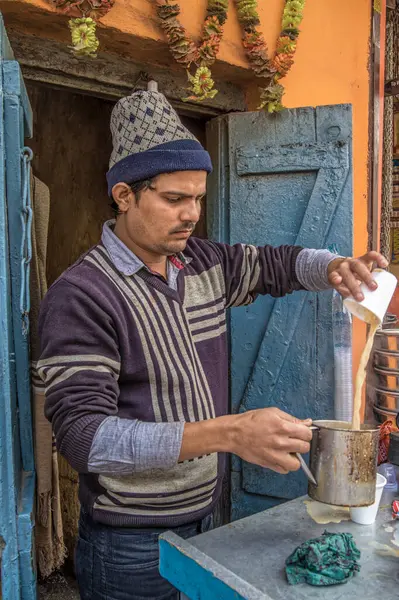 12 22 22 2014 Geleneksel Süt Çay Satıcısı Sasaram Eski Pazar Yolu Sasaram Bihar Hindistan Asya 'da küçük bir mağaza.