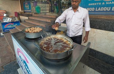 12 22 22 2014 Geleneksel Sweet Baoo Laddu Maker Sweet Shope Gaya Tren İstasyonu Gaya Bihar Hindistan Asya.