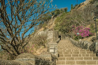 01 14 2009 Vintage Güzel merdivenler Shivneri Kalesi, Pune, Maharashtra, Hindistan Asya.