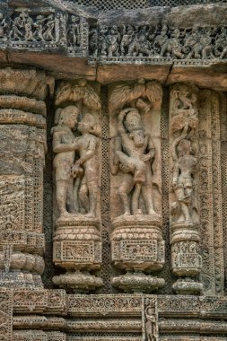 07: 23 2007 Güneş Tapınağının dış duvarlarında Eski Erotik Heykeller, Konark Orissa Odisha Hindistan Asya.