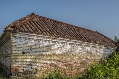  09 01 2008 Geleneksel Clay Çatı Döşemeleri ve Chhapaiya Uttar Pradesh Hindistan Asya yakınlarındaki Brickwall Köy Evi.