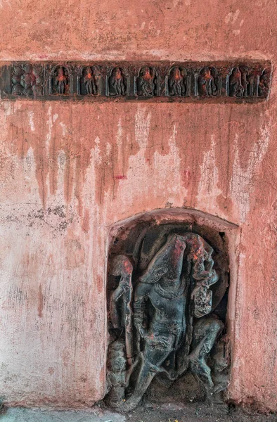 2014ヴィンテージアンティーク石の壁の外のテーブルを彫るSree Gaya Gadhar Bagwanビデオ Gaya — ストック写真