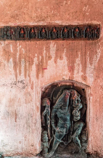 2014ヴィンテージアンティーク石の壁の外のテーブルを彫るSree Gaya Gadhar Bagwanビデオ Gaya — ストック写真