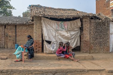 12 21 2014 Hint kadın sari / peçe kaplı Hindistan / köy Sasaram Bihar Hindistan Asya kırsal bölümü.