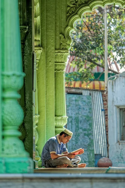 2007 Vintage Mosque Reading Quran Pune Maharashtra India — 图库照片