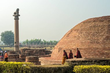 12 19 2014 Vintage Brick Stupa ve Lion Pillar Kolhua Vaishali Bihar Hindistan Asya.