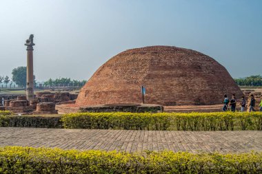 12 19 2014 Vintage Brick Stupa ve Lion Pillar Kolhua Vaishali Bihar Hindistan Asya.