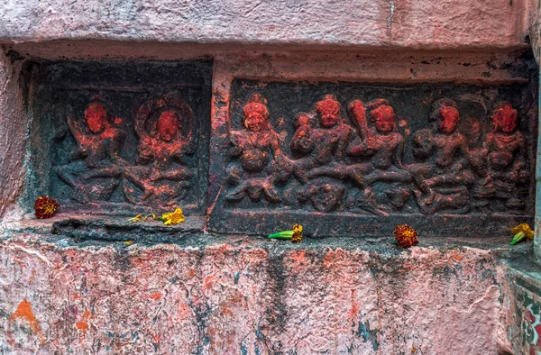 2014ヴィンテージアンティーク石彫りのテーブルサリーガダハル バグワンの壁の外ビデオ Gaya Bihar India Asia — ストック写真