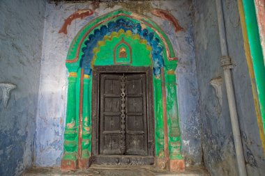 12 26 2014 Eski Tahta Kapı Girişi ve Parlak Boyalı Eski Ev, Gaya Bihar Hindistan Asya.