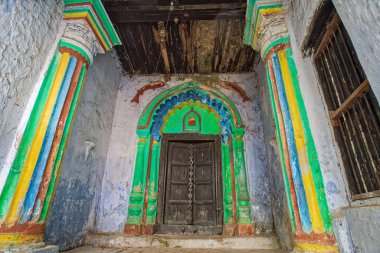12 26 2014 Eski Tahta Kapı Girişi ve Parlak Boyalı Eski Ev, Gaya Bihar Hindistan Asya.