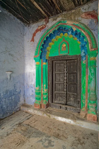 2014 Vintage Dřevěné Zelené Dveře Vchod Jasně Malované Starý Dům — Stock fotografie