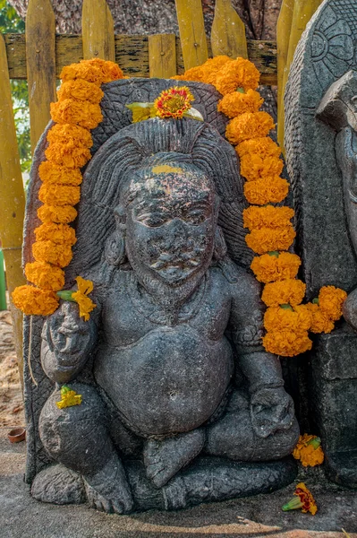 2014年12月25日位于印度Bodhgaya Bihar的Maha Bodhi寺庙建筑群的印度教神和女神的石像 — 图库照片