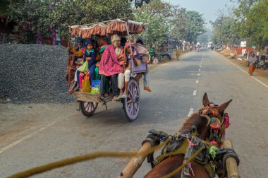 12 23 2014 Townga Nalanda Mahavihara 'ya otobüs durağından Silav Rajgir Yolu Bihar Hindistan Asya.