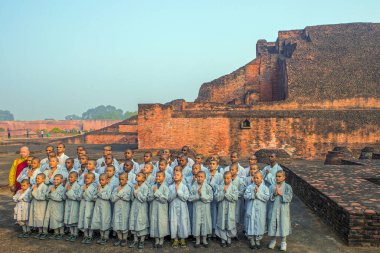 Nalanda Mahavihara Mahavihara, UNESCO 'nun dünya mirası Nalanda, Bihar Hindistan Asya' daki harabelerinde öğretmenle birlikte Budizm 'e adanmış 12 23 genç çocuk..