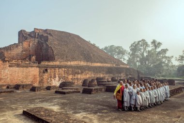 Nalanda Mahavihara Mahavihara, UNESCO 'nun dünya mirası Nalanda, Bihar Hindistan Asya' daki harabelerinde öğretmenle birlikte Budizm 'e adanmış 12 23 genç çocuk..