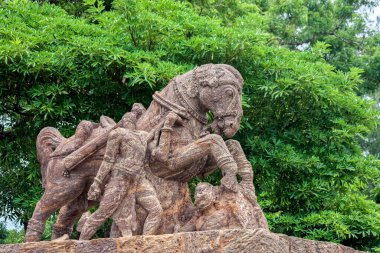 07 23 2007 Vintage Sandstone At Heykeli Orissa Odisha Hindistan 'daki Konark Güneş Tapınağı' nda bir askeri eziyor. UNESCO dünya mirası sahası