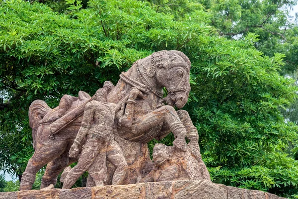 2007 Escultura Piedra Arenisca Vintage Caballo Aplastando Soldado Durante Guerra —  Fotos de Stock