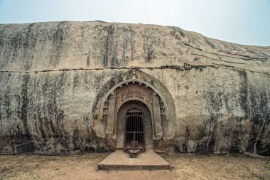 12. 24 2014 Barabar Mağaraları Girişi, en yaşlı adam, Bihar 'daki bu granit tepeleri keserek mağaralar yaptı Magadh Jahanabad İmparatorluğu, Bihar, Hindistan