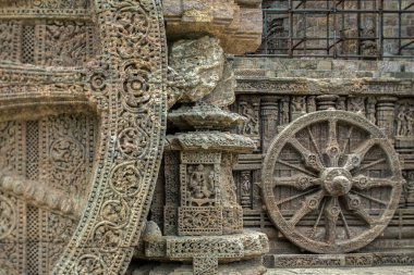 Konark Güneş Tapınağı 'nın duvarlarına 2007 yapımı Vintage Sandstone oymaları ve sanat eserleri 13. Yüzyıl UNESCO Dünya Mirası Sitesi Konark Orissa Odisha Hindistan Asya.