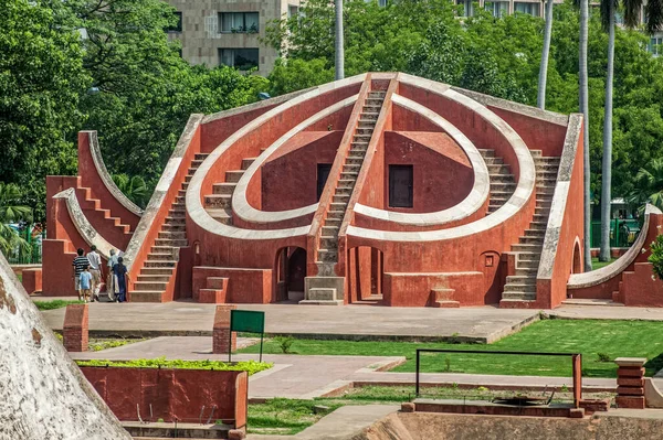 06 11 2004 Jantar Mantar, Maharaja Jai Singh Yeni Delhi Hindistanı tarafından inşa edilmiş bir gökbilim enstrümanından oluşan bir rasathanedir..