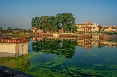 09 01 2008 Narayan Sarovar; burası Ghanshyam 'ın sık sık yıkandığı kutsal su havuzu. Swaminarayan tapınağı kompleksinin dışında yer almaktadır. Chhapaiya Uttar Pradesh Hindistan Asya.