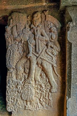 MÖ 1. yüzyılda Bhaja Mağarası 19 'daki bir mağaranın girişini koruyan 10 adet Surya ve Indra Heykeli.