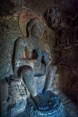 09: 22 2012 Aurangabad Mağaralarındaki Lord Buddha Heykeli 2. yüzyılda Aurangabad, Maharashtra, Hindistan 'da bulunan bir kaya kesimli Budist Mağarası..