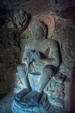 09: 22 2012 Aurangabad Mağaralarındaki Lord Buddha Heykeli 2. yüzyılda Aurangabad, Maharashtra, Hindistan 'da bulunan bir kaya kesimli Budist Mağarası..