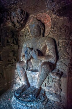 09: 22 2012 Aurangabad Mağaralarındaki Lord Buddha Heykeli 2. yüzyılda Aurangabad, Maharashtra, Hindistan 'da bulunan bir kaya kesimli Budist Mağarası..