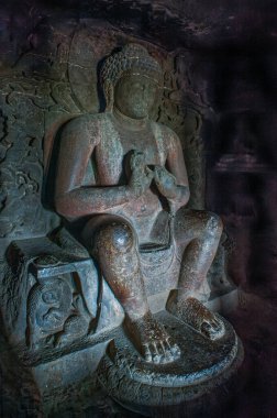09: 22 2012 Aurangabad Mağaralarındaki Lord Buddha Heykeli 2. yüzyılda Aurangabad, Maharashtra, Hindistan 'da bulunan bir kaya kesimli Budist Mağarası..