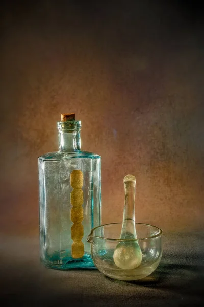 2005 Vintage Clinic Medicine Gefärbte Glasflasche Medizin Glasmörtel Und Stößel — Stockfoto