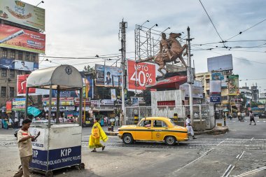 08 14 2007 Vintage Subhas Chandra Bose Heykeli Shyambazar 'da TRAM Kolkata Batı Bengal INDIA Asya' dan beş noktalı sarı taksi ve sokak trafiği bulunmakta..