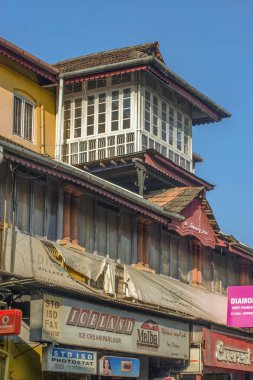 01 25 2013 Klasik Mimar Kolonisi Çift Sütun ve Tahta Pencere Thrissur Kerala INDIA Asya