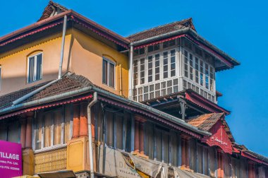 01 25 2013 Klasik Mimar Kolonisi Çift Sütun ve Tahta Pencere Thrissur Kerala INDIA Asya
