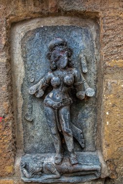 07 21 2007 9. yüzyıl Yogini Tapınağı 'ndaki 64 yoginiden biri, tanrıça Durga' ya, Hirapur 'a Bhubaneshwar yakınlarındaki Odisha Orissa Hindistan Asya' ya olan yardımları için taptı..