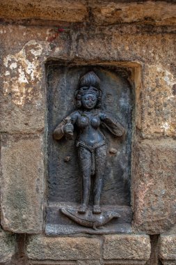 07 21 2007 9. yüzyıl Yogini Tapınağı 'ndaki 64 yoginiden biri, tanrıça Durga' ya, Hirapur 'a Bhubaneshwar yakınlarındaki Odisha Orissa Hindistan Asya' ya olan yardımları için taptı..