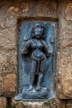 07 21 2007 9. yüzyıl Yogini Tapınağı 'ndaki 64 yoginiden biri, tanrıça Durga' ya, Hirapur 'a Bhubaneshwar yakınlarındaki Odisha Orissa Hindistan Asya' ya olan yardımları için taptı..