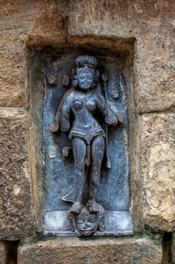 07 21 2007 9. yüzyıl Yogini Tapınağı 'ndaki 64 yoginiden biri, tanrıça Durga' ya, Hirapur 'a Bhubaneshwar yakınlarındaki Odisha Orissa Hindistan Asya' ya olan yardımları için taptı..