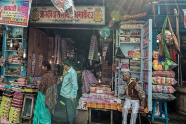 Bihar State, Hindistan 'ın başkenti Patna' da yerel bir markette 118 2014 Road yan tezgahı ve satıcıları