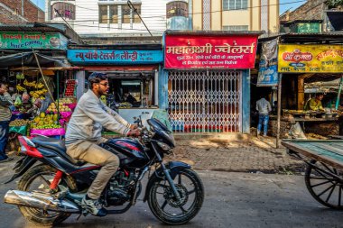 Bihar State, Hindistan 'ın başkenti Patna' da yerel bir markette 118 2014 Road yan tezgahı ve satıcıları