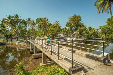 01: 2013 Alleppey Alappuzha Kerala, Hindistan Asya yakınlarındaki Waters Kanalı üzerindeki Vintage Köprüsü.