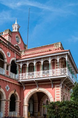 06 05 2015 Vintage The Karnataka Sanat Koleji 1920 yılında inşa edildi ve zamanın Güney Mahratta Demiryolu 'nun genel merkezinde yer almaktadır. Dharwad, Karnataka, Hindistan, Asya.